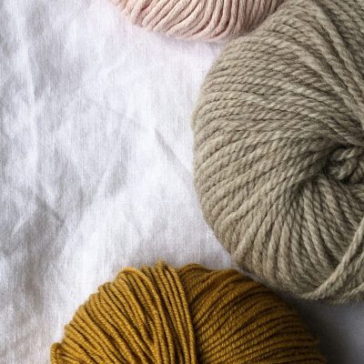 Explorez les textures des fils en laine : De la douceur au rustique