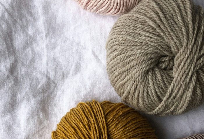 Explorez les textures des fils en laine : De la douceur au rustique